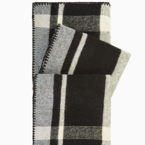 BCBGMAXAZRIA SCARF Reversible wrap - Picture 3 of 6